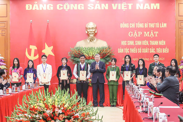 Học sinh Kim Hữu Bằng- Trường Phổ thông Dân tộc nội trú THCS và THPT Trà Cú (áo trắng) được Tổng Bí thư Tô Lâm tặng quà tuyên dương học sinh dân tộc thiểu số xuất sắc, tiêu biểu.
Ảnh do nhân vật cung cấp

