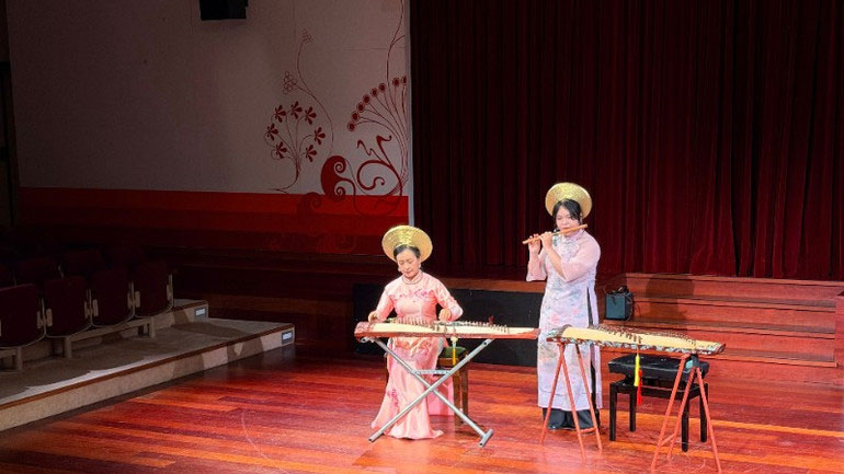 Nghệ sĩ Ưu tú Hải Phượng (trái) và nghệ sĩ trẻ Hải Minh biểu diễn tại Bảo tàng Nhạc cụ Brussels. (Ảnh: HƯƠNG GIANG/TTXVN)