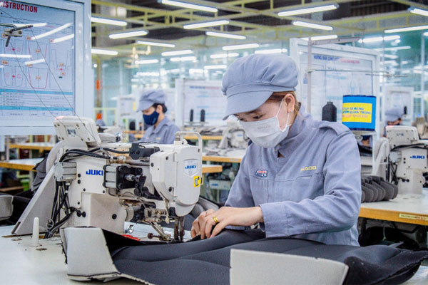 Dây chuyền may áo ghế tại Nhà máy Ghế ô-tô trong Khu công nghiệp Thaco Chu Lai, Quảng Nam. (Ảnh nhandan.vn)
