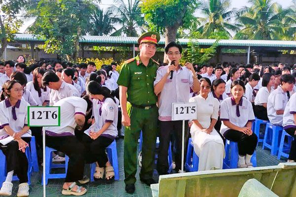 Công an cơ sở tuyên truyền về phòng, chống xâm hại tình dục cho học sinh.

