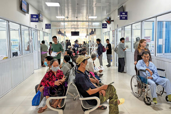 Số người đến khám tại khu khám ngoại trú BVĐK Trà Vinh tăng sau Tết. Ảnh: THÚY QUYÊN

