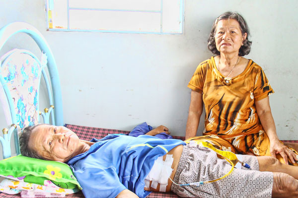 Mang ống dẫn lưu suốt ngày, ông Bỉ đang gồng mình chống ung thư gan.