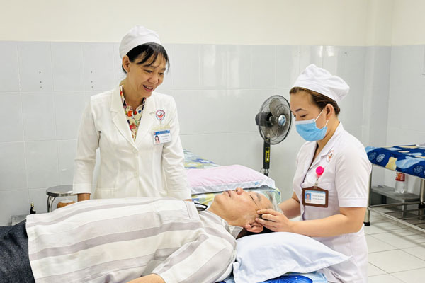 Bệnh nhân được massage, bấm huyệt điều trị bệnh.

