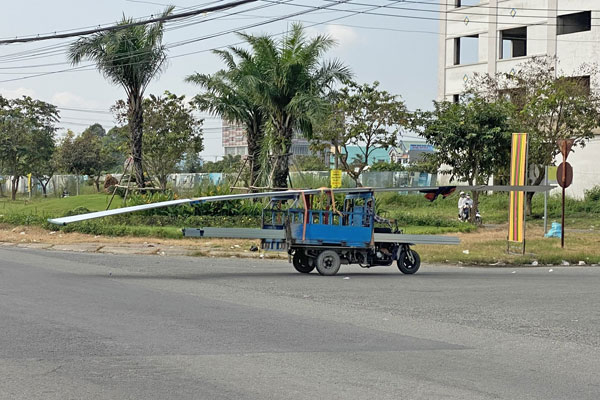Phương tiện chở tôn vượt qua đường tại ngã tư giao nhau KCN Hòa Phú.

