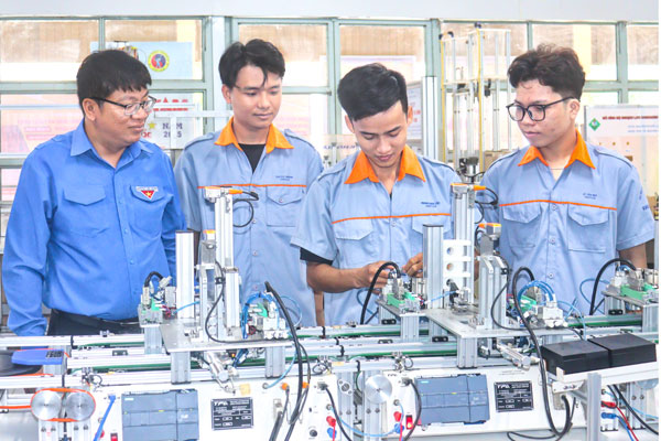 Thầy Đặng Hải Đăng đồng hành cùng sinh viên trong học tập, nghiên cứu khoa học.

