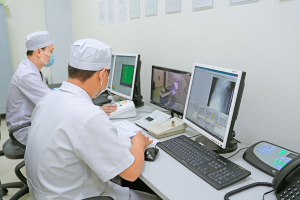 Trang thiết bị kết hợp với hạ tầng công nghệ hiện đại giúp nhân viên y tế thuận lợi hơn trong việc đọc các kết quả, đưa ra các phác đồ điều trị phù hợp cho bệnh nhân.

