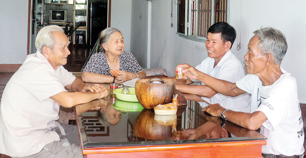 Chi bộ ấp Phú Thạnh B luôn gần dân, sát dân. Ảnh: CẨM HUỆ