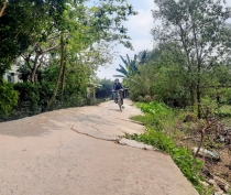 Đường sắp sụp xuống sông