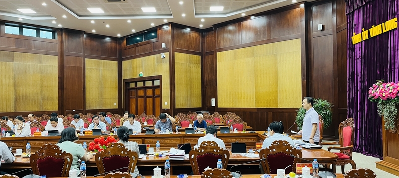 Bí thư Tỉnh ủy Vĩnh Long Trần Tiến Dũng phát biểu chỉ đạo công tác triển khai xóa nhà tạm, nhà dột nát trên địa bàn tỉnh (chiều ngày 26/3).