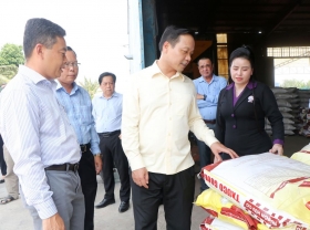Bí thư Tỉnh ủy- Trần Tiến Dũng khảo sát cơ sở sản xuất, kinh doanh tại huyện Mang Thít