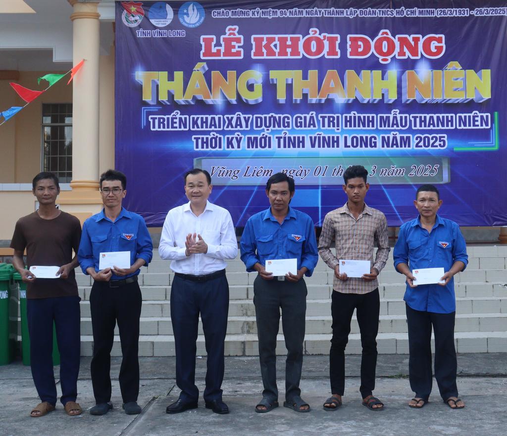 Ông Nguyễn Minh Dũng- Phó Chủ tịch Thường trực HĐND tỉnh trao quà cho thanh niên có hoàn cảnh khó khăn