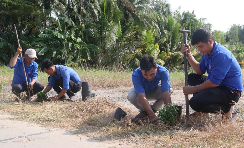 Bạn trẻ tham gia trồng cây trên tuyến đường đan ở ấp An Điền 1