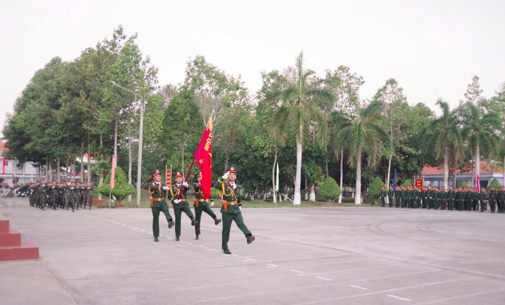 Duyệt đội ngũ tại lễ ra quân huấn luyện.