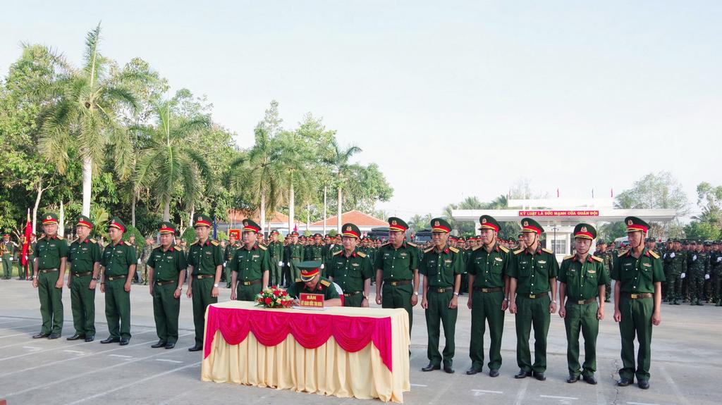 Các cơ quan, đơn vị ký kết giao ước thi đua trong công tác huấn luyện.