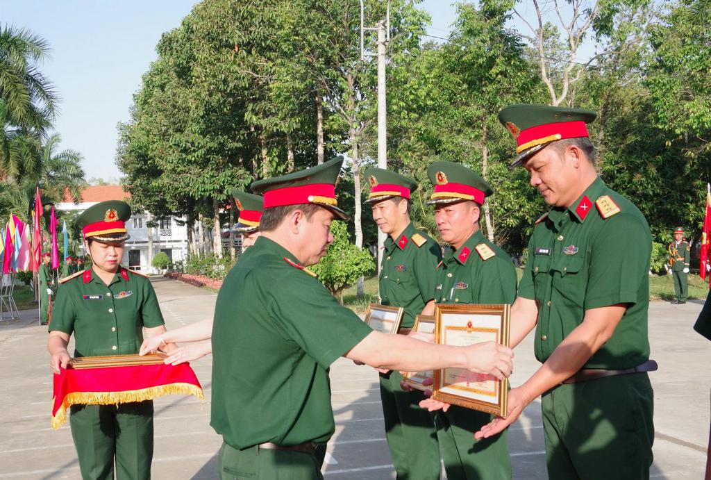 Đại tá Trần Minh Trang tặng danh hiệu đơn vị vững mạnh toàn diện “mẫu mực, tiêu biểu” cho các cơ quan, đơn vị.