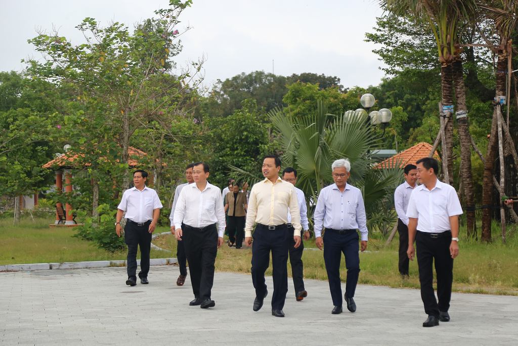  Bí thư Tỉnh ủy- Trần Tiến Dũng và lãnh đạo tỉnh khảo sát Dự án Phim trường của Đài Phát thanh và Truyền hình tỉnh Vĩnh Long.