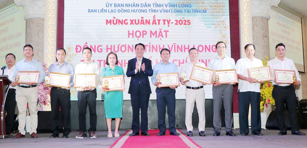 Ông Lữ Quang Ngời- Phó Bí thư Tỉnh ủy, Chủ tịch UBND tỉnh trao bằng khen của UBND tỉnh cho các tập thể, cá nhân có nhiều đóng góp trong công tác an sinh xã hội của tỉnh.