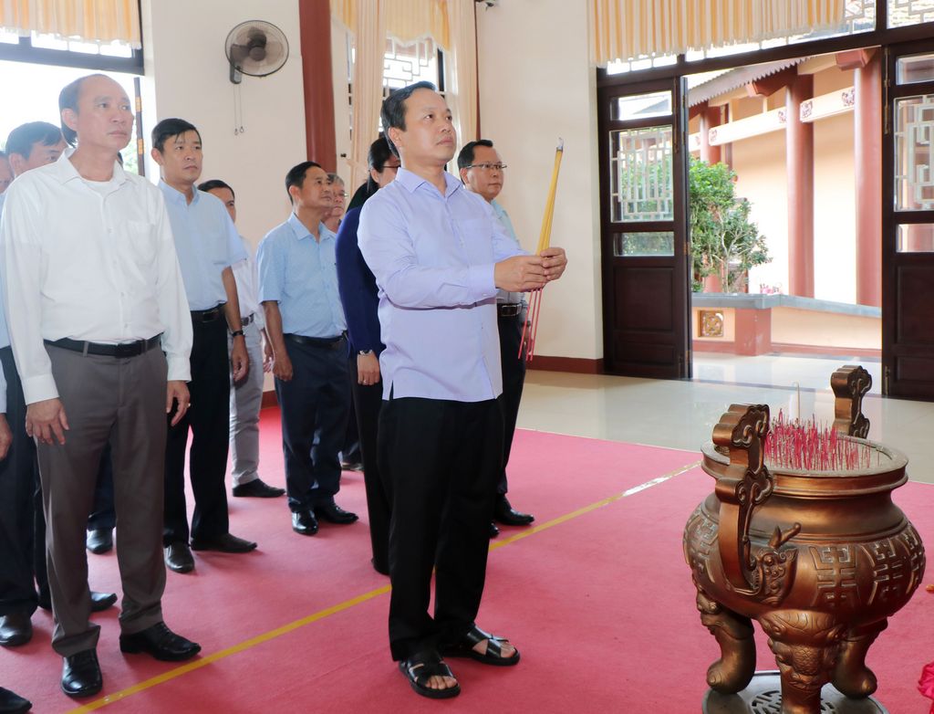 Bí thư Tỉnh ủy- Trần Tiến Dũng dâng hương tưởng nhớ Giáo sư, Viện sĩ, Thiếu tướng, Anh hùng Lao động Trần Đại Nghĩa.

