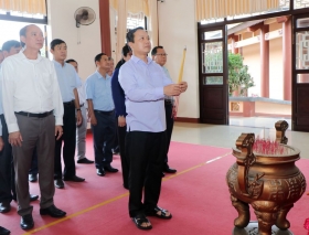 Bí thư Tỉnh ủy- Trần Tiến Dũng dâng hương GS.VS. Thiếu tướng, Anh hùng lao động Trần Đại Nghĩa