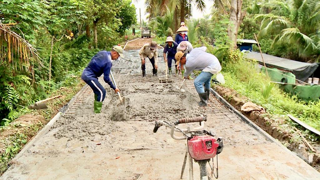 Nhiều tuyến đường giao thông được đầu tư xây mới, nâng cấp, sửa chữa tạo thuận lợi cho việc đi lại, vận chuyển hàng hóa. 
