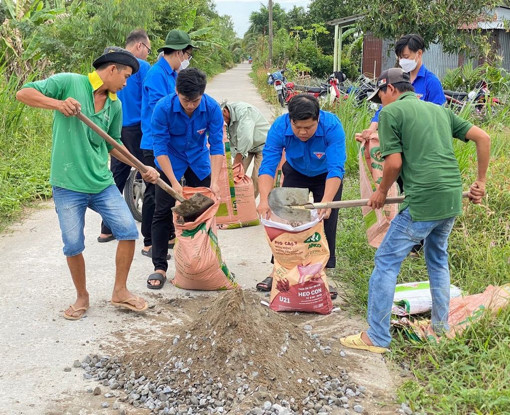 Đoàn thanh niên cùng người dân tham gia hoạt động xây dựng quê hương.
