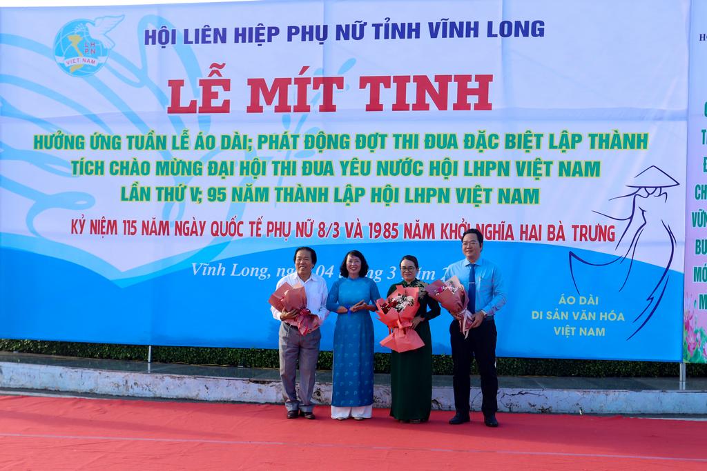 Chủ tịch Hội LHPN tỉnh Nguyễn Thị Kim Anh tặng hoa cho các tổ chức, cá nhân đồng hành hỗ trợ phụ nữ trong công tác an sinh xã hội.