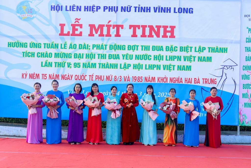 Bà Nguyễn Thị Minh Trang- Uỷ viên Ban Thường vụ, Trưởng Ban Tuyên giáo và Dân vận Tỉnh uỷ tặng hoa cho các đơn vị tham gia đồng diễn mít tinh.