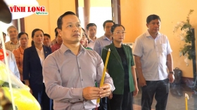 Bí thư Tỉnh ủy- Trần Tiến Dũng dâng hương Thủ tướng Chính phủ Võ Văn Kiệt