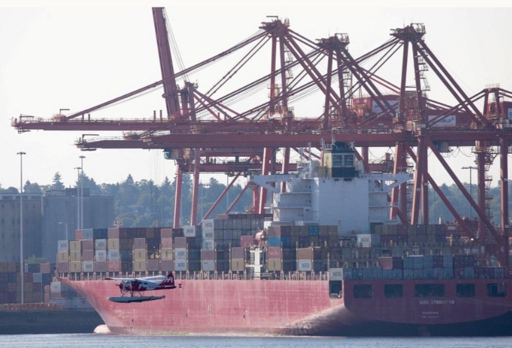 Các chuyến tàu chở container ở cảng Vancouver, Canada - Ảnh: REUTERS