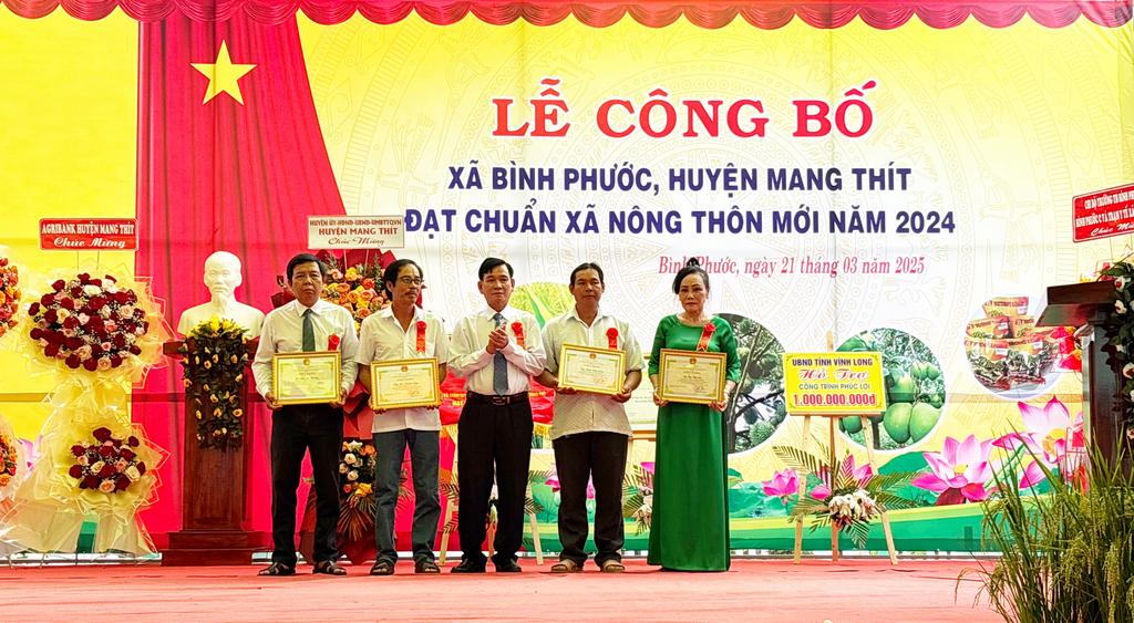 Ông Nguyễn Chí Quyết- Phó Chủ tịch UBND huyện Mang Thít trao giấy khen cho các cá nhân. 