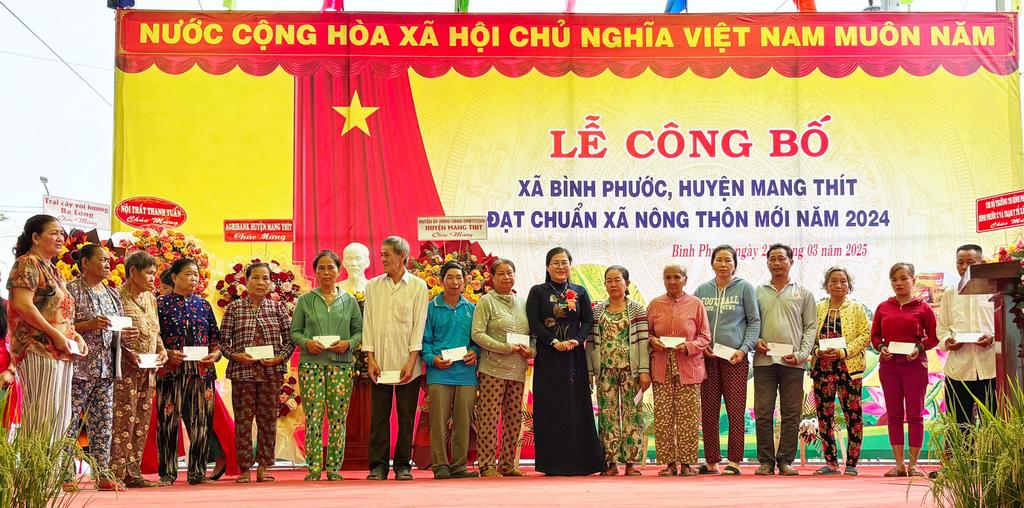 Phó trưởng Đoàn Đại biểu Quốc hội đơn vị tỉnh Vĩnh Long- Nguyễn Thị Minh Trang trao 20 phần quà đến các hộ gia đình chính sách. 