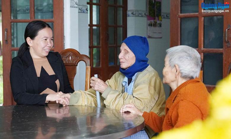 Ông Huỳnh Tứ (giữa), ở thôn Nhơn Lộc 1, xã Hành Tín Đông (Nghĩa Hành), kể về những tháng ngày tham gia đoàn công tác đi nắm tình hình, dẫn đường cho Đội Du kích Ba Tơ về đồng bằng. Ảnh: MAI LỰC
