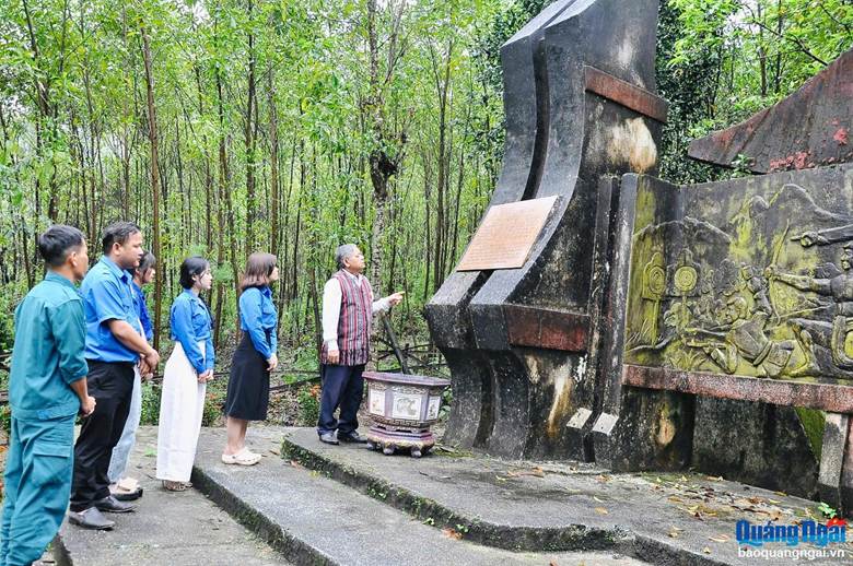 Bia di tích Núi Cao Muôn ở xã Ba Vinh (Ba Tơ).