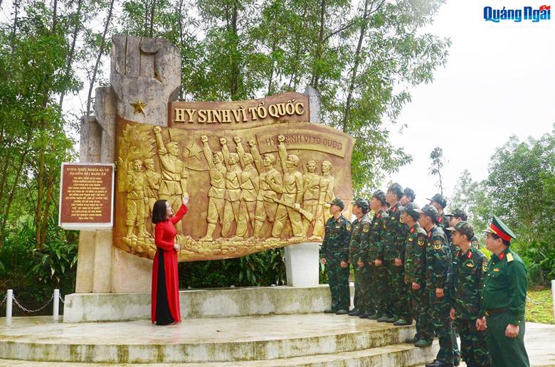 Cán bộ, chiến sĩ lực lượng vũ trang tỉnh tìm hiểu về Địa điểm di tích bãi Hang Én - nơi Đội Du kích Ba Tơ làm lễ tuyên thệ. ẢNH: HIỀN THU

