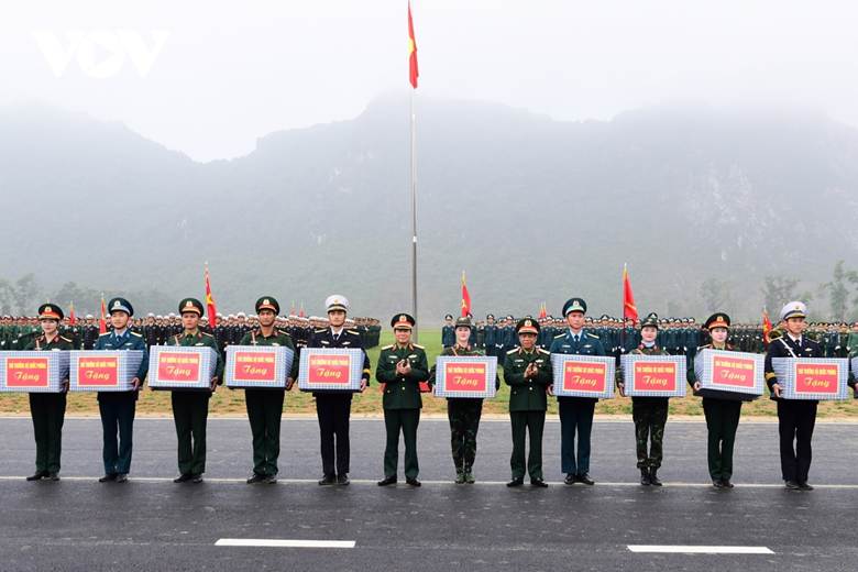 Đại tướng Nguyễn Tân Cương tặng quà cho các đơn vị tham gia hợp luyện tại Trung tâm Huấn luyện quân sự Quốc gia 4.
