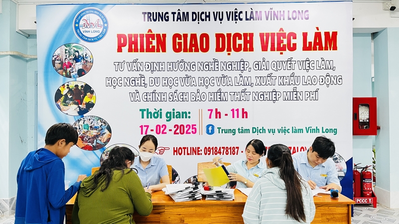 Hoạt động giải quyết các chế độ chính sách, tư vấn giới thiệu việc làm cho người lao động tại Trung tâm Dịch vụ việc làm Vĩnh Long.