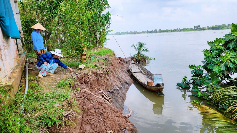 Sạt lở, sụt lún diễn biến ngày càng phức tạp, khó lường, ảnh hưởng nghiêm trọng đến đời sống, sản xuất của người dân.