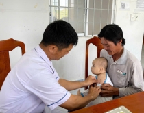 Các trạm y tế đồng loạt tổ chức tiêm vaccine cho trẻ
