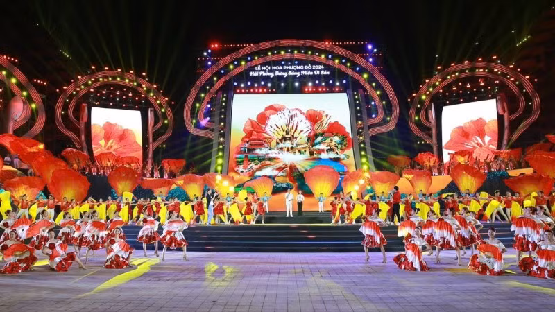 Lễ hội Hoa phượng đỏ tạo nên không gian văn hóa sống động, góp phần hình thành sản phẩm văn hóa đặc trưng Hải Phòng vào dịp mỗi năm (Ảnh: QUANG DŨNG)
