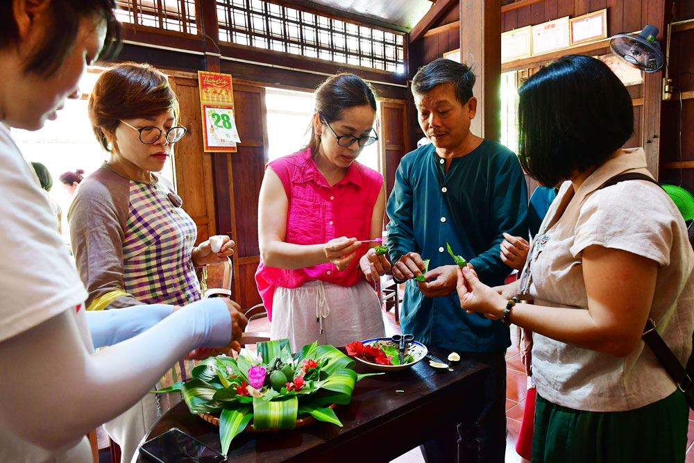 Du khách trải nghiệm hoạt động têm trầu để nhắc nhớ câu tục ngữ “Miếng trầu là đầu câu chuyện”. Đây là nét văn hóa truyền thống của người Việt, biểu tượng cho sự thân thiện, hiếu khách và khơi mở tình cảm…

