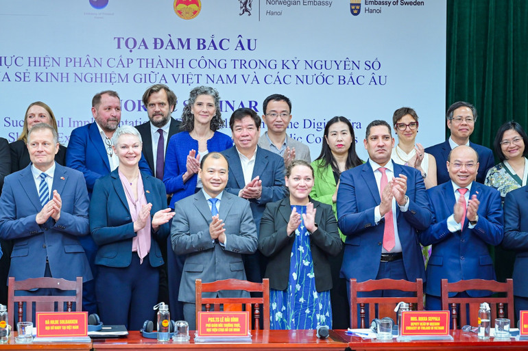 Các đại biểu chụp ảnh lưu niệm. (Ảnh: Bảo Long)
