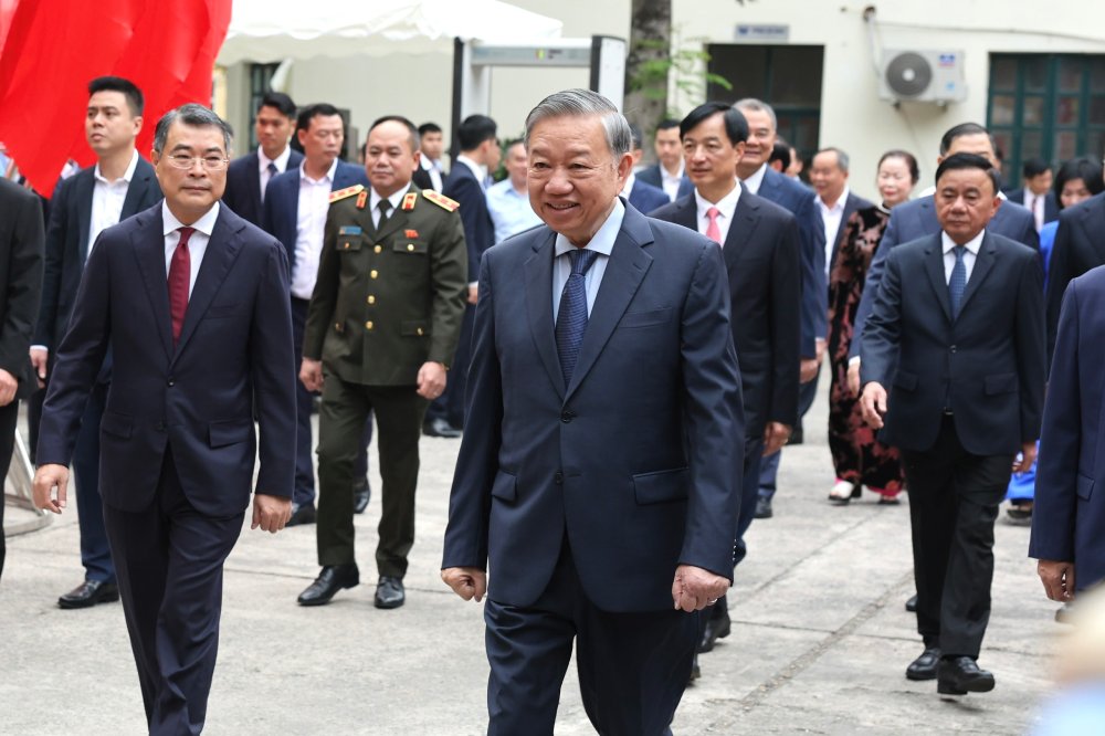 Tổng Bí thư Tô Lâm đến dự khai mạc và tham gia bầu cử tại điểm bỏ phiếu Trường THPT Phan Đình Phùng, khu vực bỏ phiếu số 2, phường Ba Đình, Hà Nội. Cùng tham gia tại điểm bỏ phiếu này có Ủy viên Bộ Chính trị, Thường trực Ban Bí thư Trần Cẩm Tú, các Ủy viên Bộ Chính trị, Bí thư Trung ương Đảng: Trưởng Ban Tổ chức Trung ương Lê Minh Hưng, Chánh Văn phòng Trung ương Đảng Phạm Gia Túc; Ủy viên Bộ Chính trị, Bí thư Thành ủy Hà Nội Nguyễn Duy Ngọc…