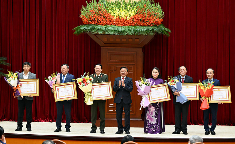 Thường trực Ban Bí thư Trần Cẩm Tú trao Huân chương Lao động hạng Nhất tặng các đơn vị có thành tích xuất sắc trong công tác tham mưu, tổ chức, phục vụ Đại hội XIV của Đảng. (Ảnh: DUY LINH)