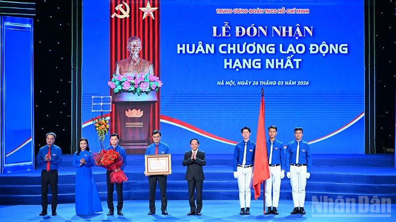 Đồng chí Trịnh Văn Quyết thay mặt lãnh đạo Đảng, Nhà nước trao Huân chương Lao động hạng Nhất tặng Trung ương Đoàn Thanh niên Cộng sản Hồ Chí Minh.
