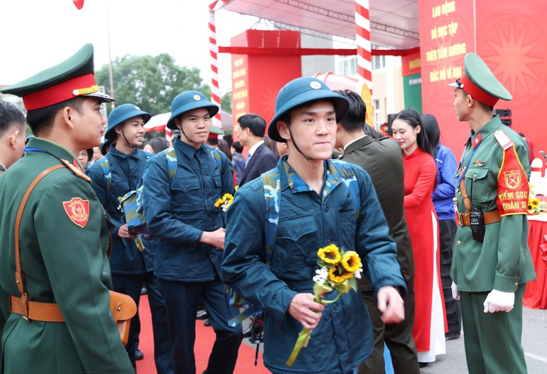 Các thanh niên trong ngày hội tòng quân luôn nở nụ cười vinh dự, tư hào khi được bước tiếp cha anh. Ảnh: VGP/DA

