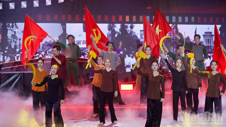 Một tiết mục văn nghệ đặc sắc được biểu diễn tại chương trình. (Ảnh: Nhật Bắc/VGP)