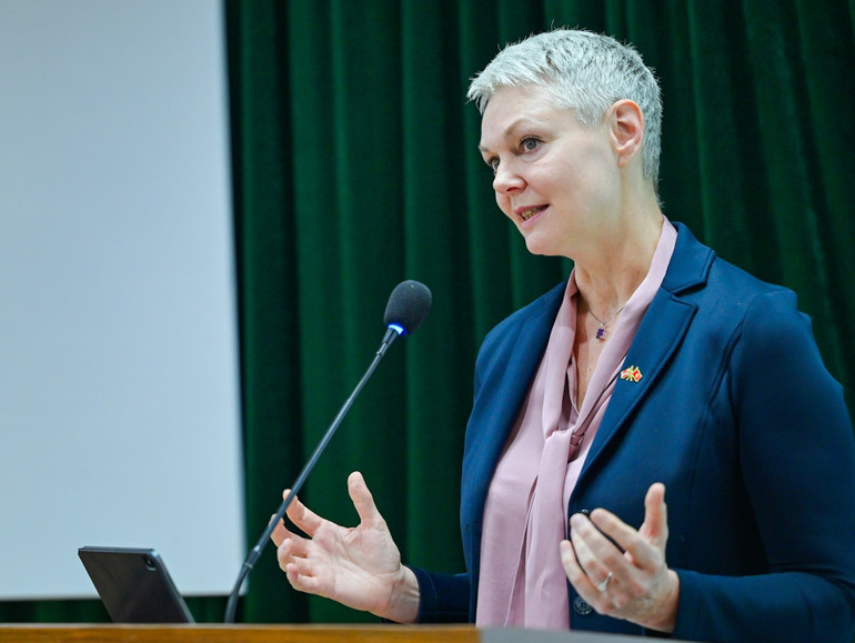 Bà Hilde Solbakken, Đại sứ Na Uy tại Việt Nam phát biểu tại tọa đàm. (Ảnh: Bảo Long)
