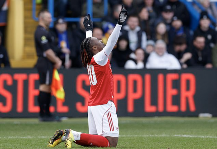 Madueke và Eze - bộ đôi trên trăm triệu bảng cứu Arsenal.