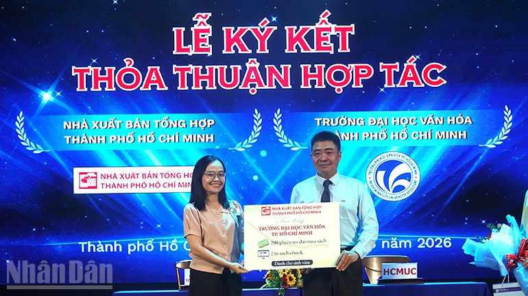 Nhà xuất bản Tổng Hợp Thành phố Hồ Chí Minh trao biểu trưng tặng 200 phiếu ưu đãi mua sách và 2 tủ sách ebook cho sinh viên Trường đại học Văn hóa thành phố.