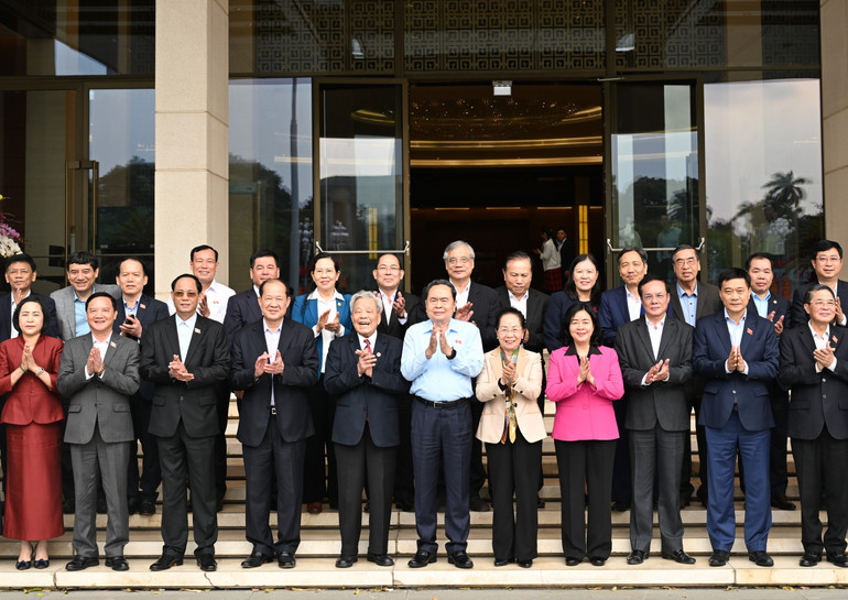 Chủ tịch Quốc hội Trần Thanh Mẫn và Chủ tịch Ủy ban Trung ương Mặt trận Tổ quốc Việt Nam Bùi Thị Minh Hoài và các đại biểu dự hội nghị. (Ảnh: DUY LINH)